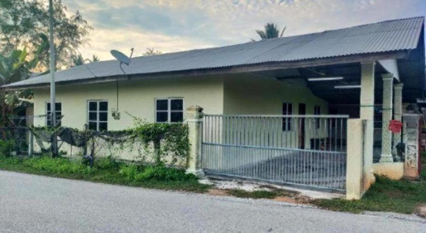 Oyo 90577 Safi Homestay Kuala Terengganu Buitenkant foto